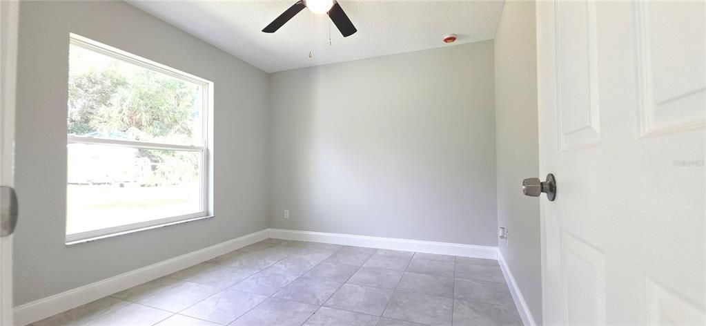 合同活跃: $364,000 (4 贝兹, 2 浴室, 1527 平方英尺)