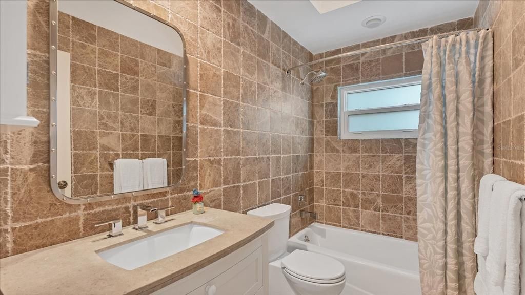 Под контрактом: $1,300,000 (3 спален, 3 ванн, 3097 Квадратных фут)