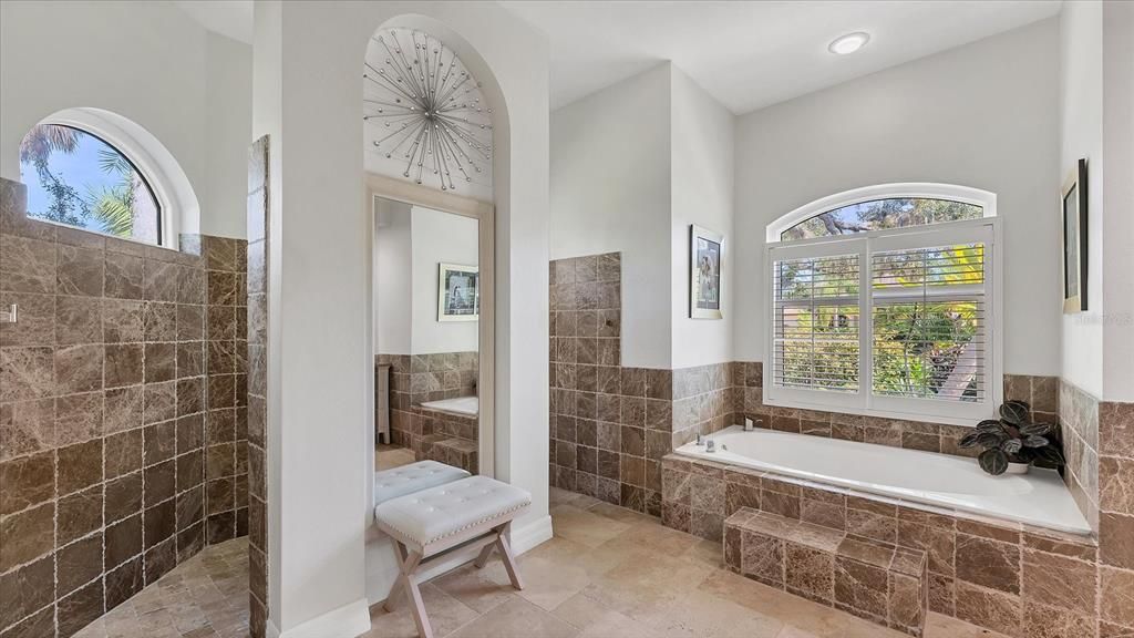 Под контрактом: $1,300,000 (3 спален, 3 ванн, 3097 Квадратных фут)