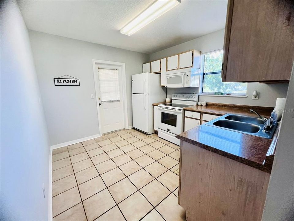 合同活跃: $217,000 (2 贝兹, 1 浴室, 786 平方英尺)