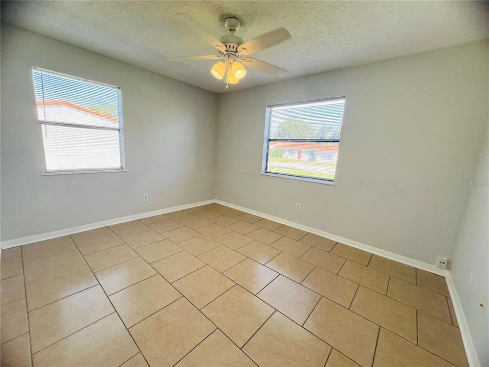 合同活跃: $217,000 (2 贝兹, 1 浴室, 786 平方英尺)