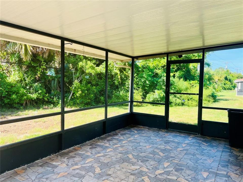 合同活跃: $217,000 (2 贝兹, 1 浴室, 786 平方英尺)