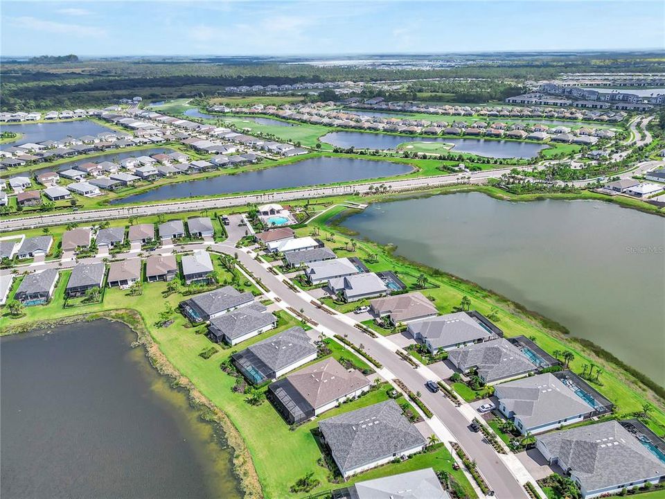 For Sale: $699,000 (3 beds, 3 baths, 2806 Square Feet)