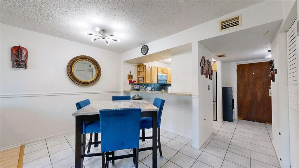 Под контрактом: $79,900 (1 спален, 1 ванн, 700 Квадратных фут)