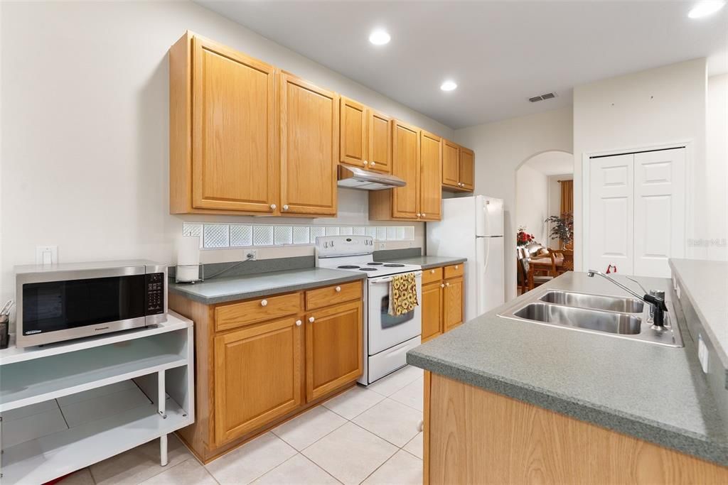 Active With Contract: $550,000 (3 beds, 2 baths, 2288 Square Feet)