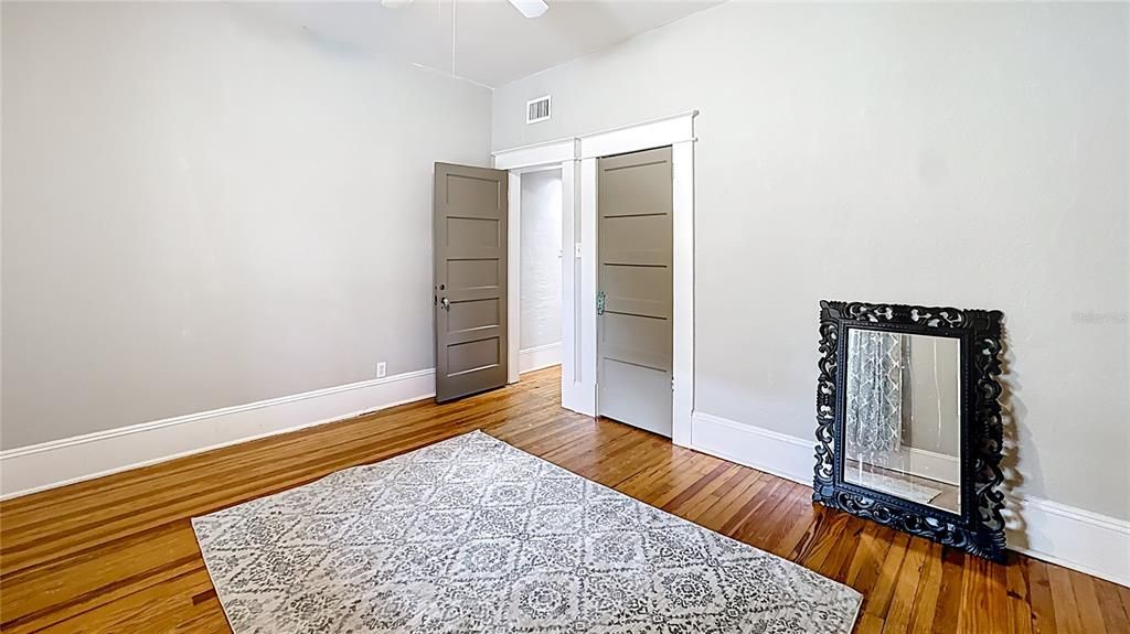 Activo con contrato: $2,125 (2 camas, 1 baños, 925 Pies cuadrados)