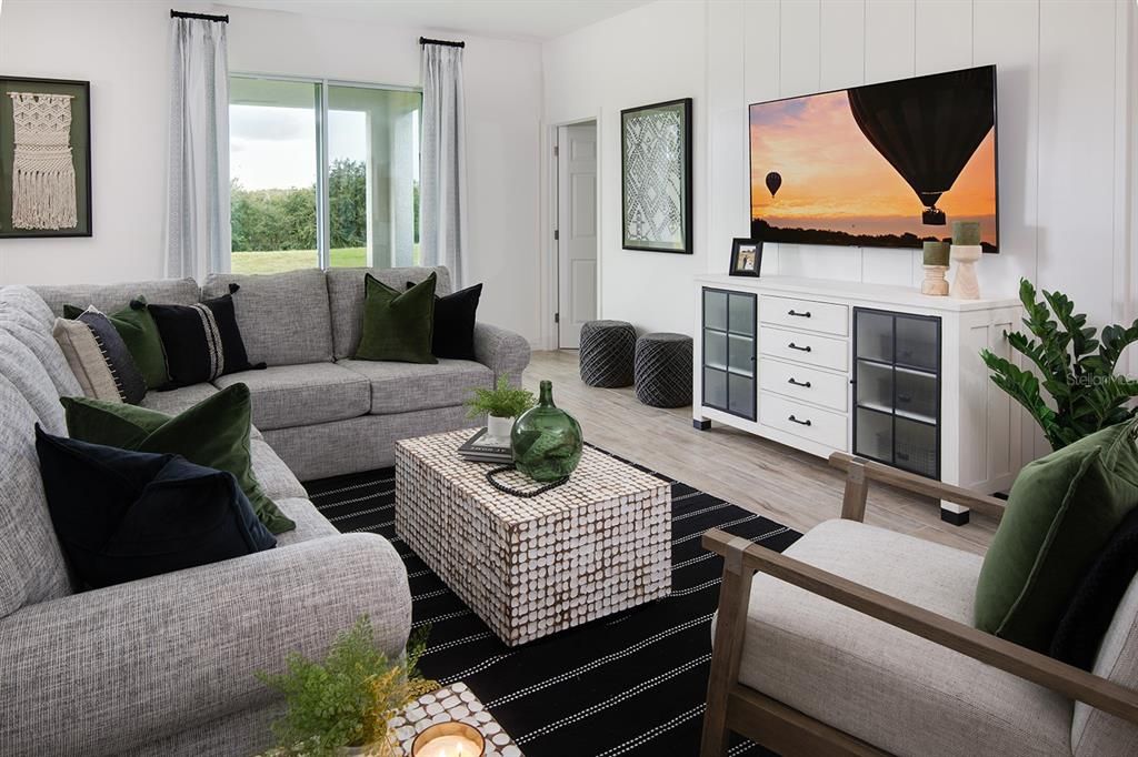 合同活跃: $370,030 (4 贝兹, 3 浴室, 1900 平方英尺)