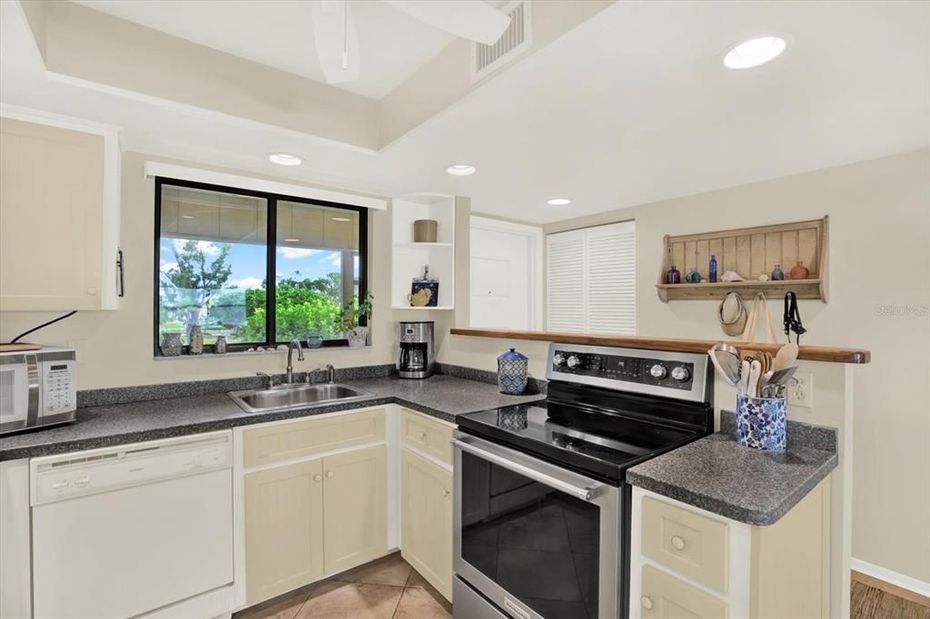 For Sale: $649,000 (2 beds, 2 baths, 1377 Square Feet)