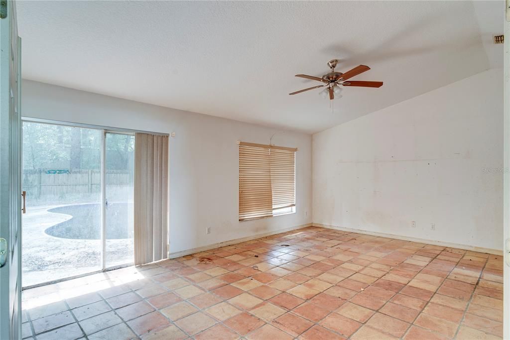 合同活跃: $285,000 (3 贝兹, 2 浴室, 1769 平方英尺)