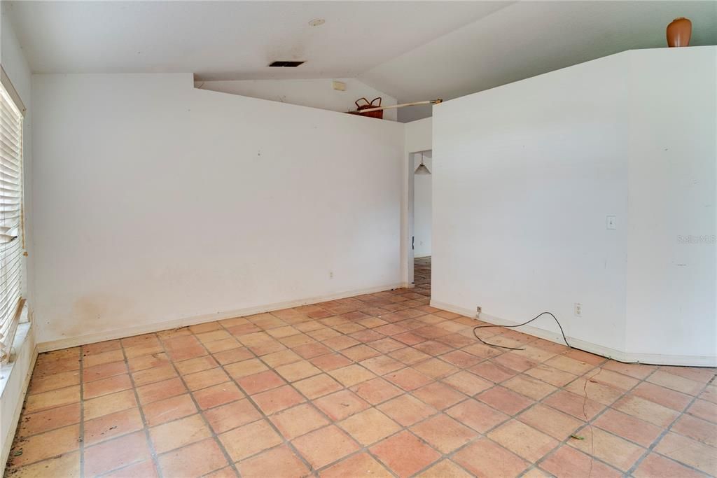 合同活跃: $285,000 (3 贝兹, 2 浴室, 1769 平方英尺)