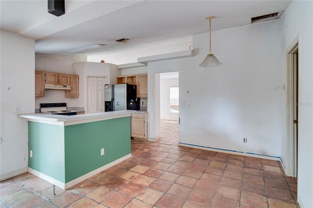 合同活跃: $285,000 (3 贝兹, 2 浴室, 1769 平方英尺)