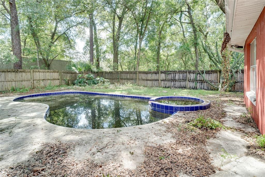 合同活跃: $285,000 (3 贝兹, 2 浴室, 1769 平方英尺)