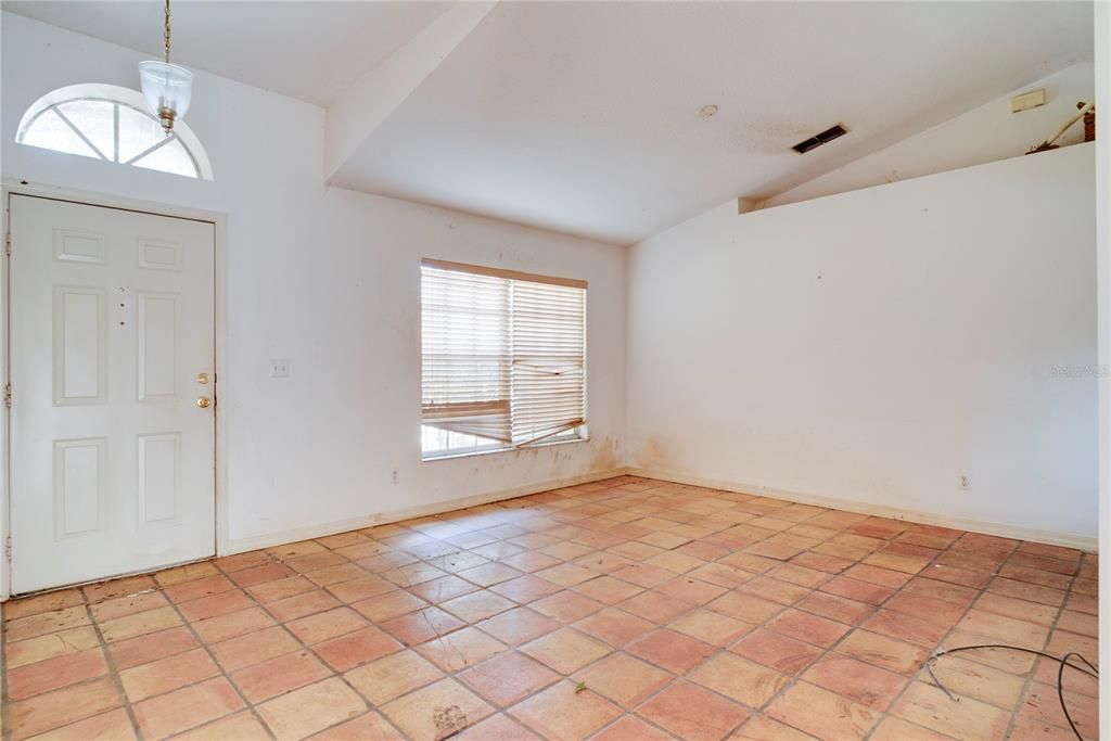 合同活跃: $285,000 (3 贝兹, 2 浴室, 1769 平方英尺)