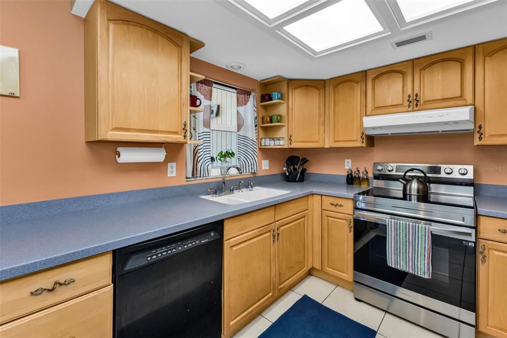 Active With Contract: $380,000 (2 beds, 2 baths, 1135 Square Feet)