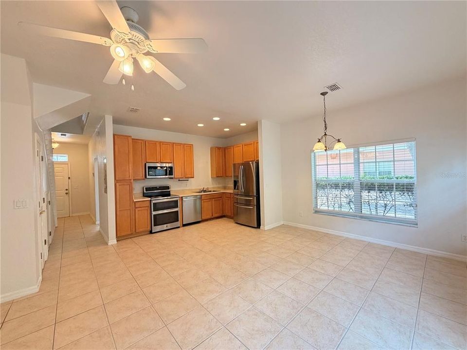 合同活跃: $274,990 (5 贝兹, 3 浴室, 1704 平方英尺)