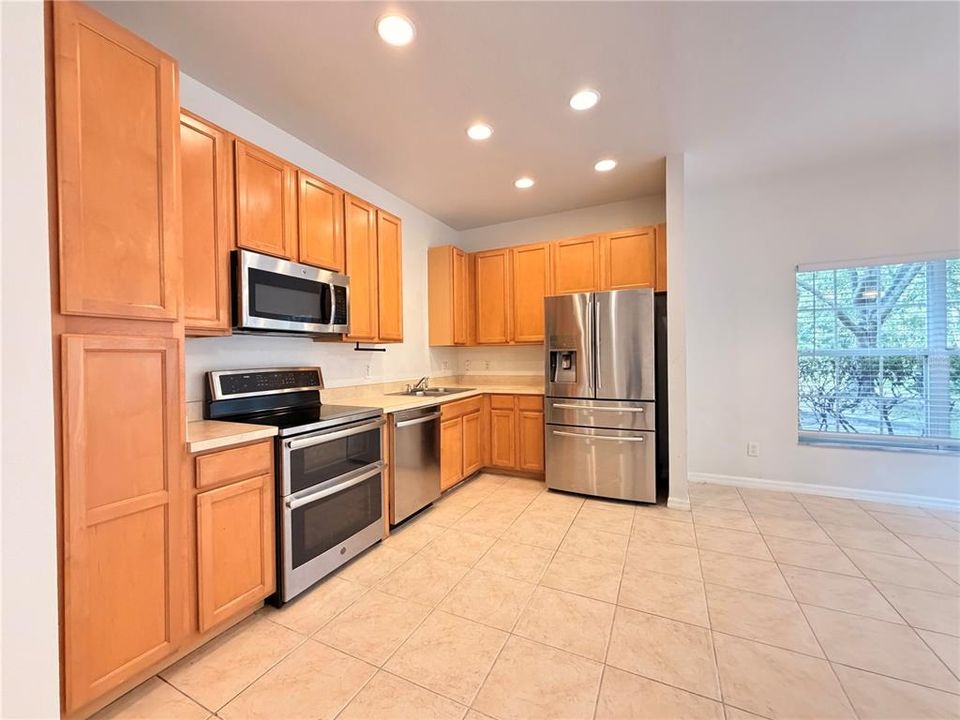 合同活跃: $274,990 (5 贝兹, 3 浴室, 1704 平方英尺)