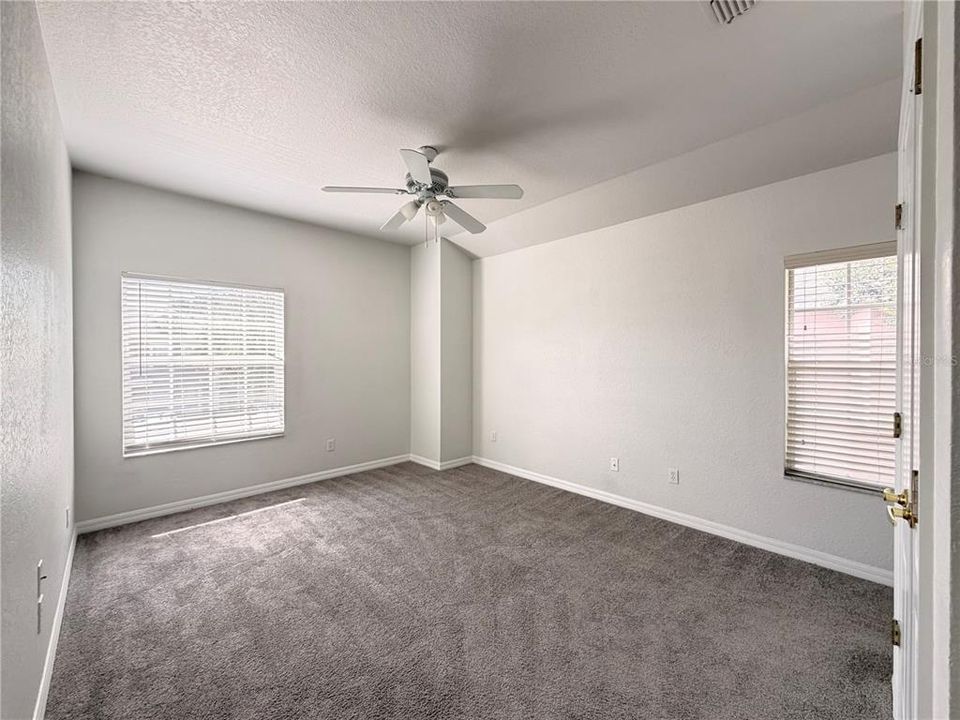 合同活跃: $274,990 (5 贝兹, 3 浴室, 1704 平方英尺)