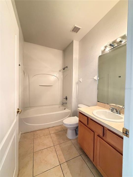 合同活跃: $274,990 (5 贝兹, 3 浴室, 1704 平方英尺)