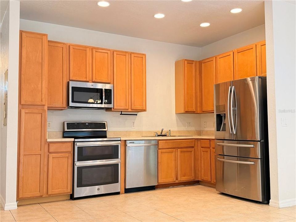 合同活跃: $274,990 (5 贝兹, 3 浴室, 1704 平方英尺)