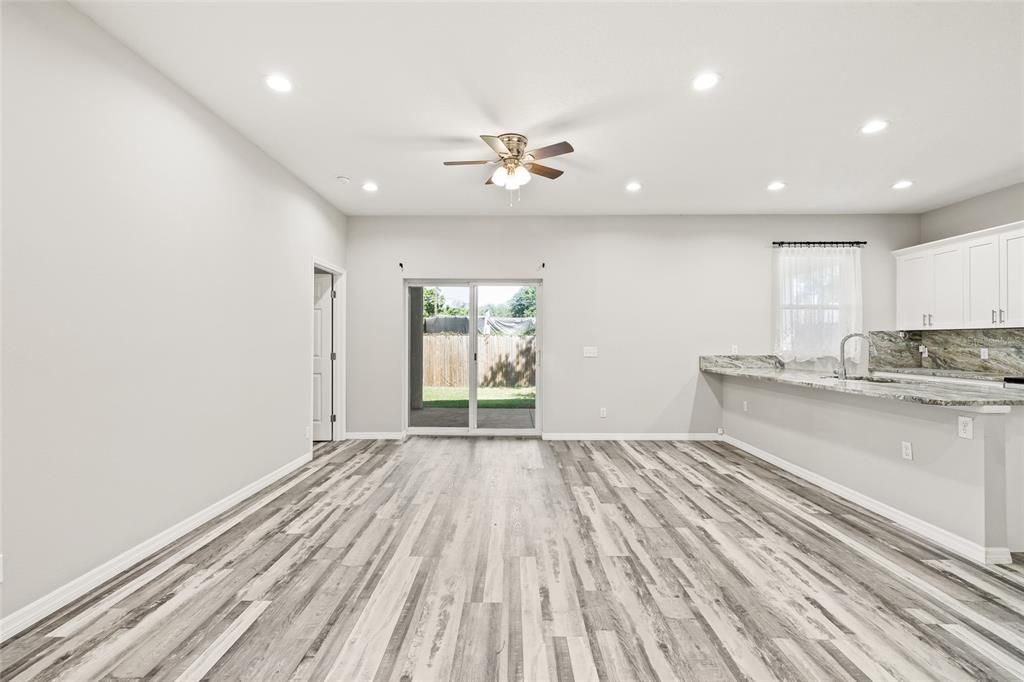 Под контрактом: $369,990 (3 спален, 2 ванн, 1379 Квадратных фут)