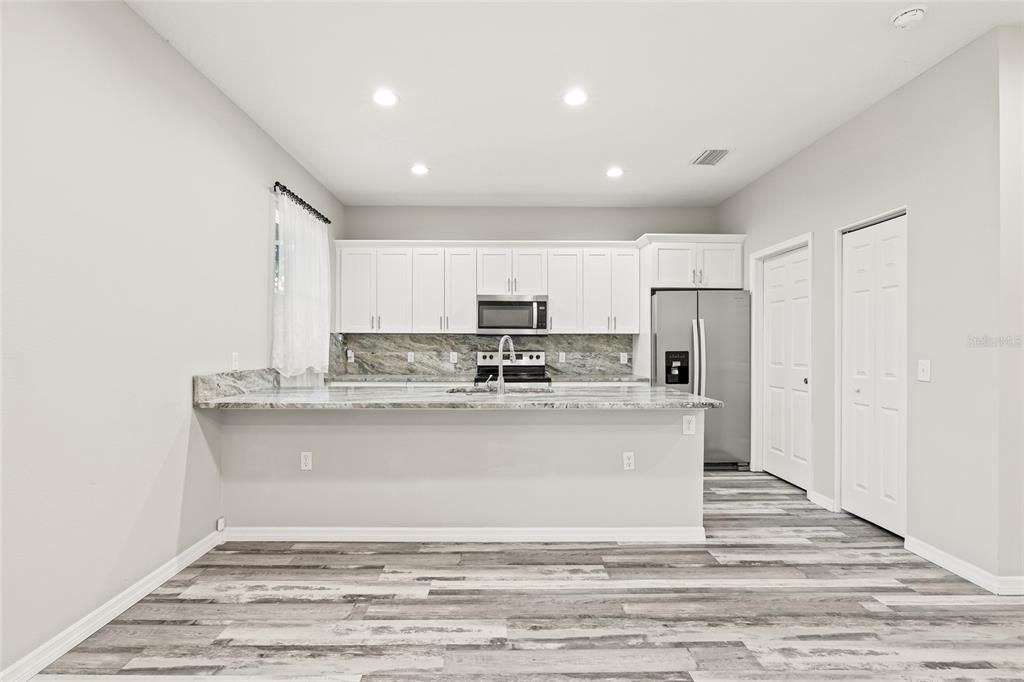 Под контрактом: $369,990 (3 спален, 2 ванн, 1379 Квадратных фут)