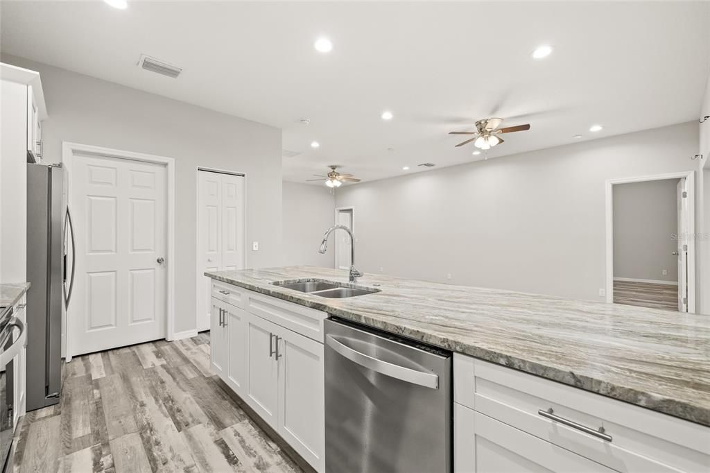 Под контрактом: $369,990 (3 спален, 2 ванн, 1379 Квадратных фут)