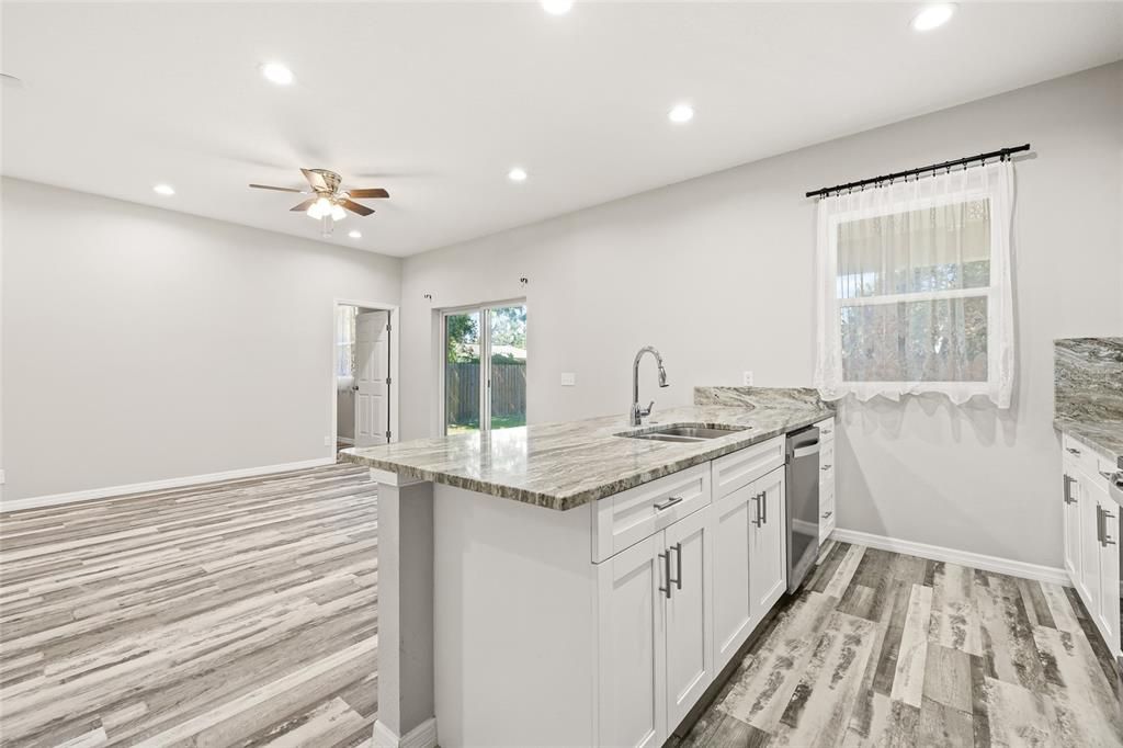 Под контрактом: $369,990 (3 спален, 2 ванн, 1379 Квадратных фут)