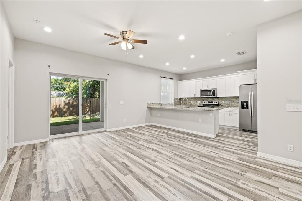 Под контрактом: $369,990 (3 спален, 2 ванн, 1379 Квадратных фут)