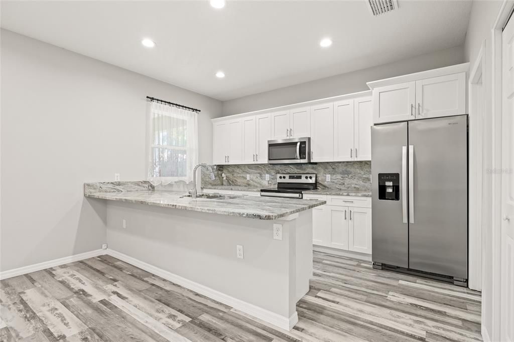 Под контрактом: $369,990 (3 спален, 2 ванн, 1379 Квадратных фут)