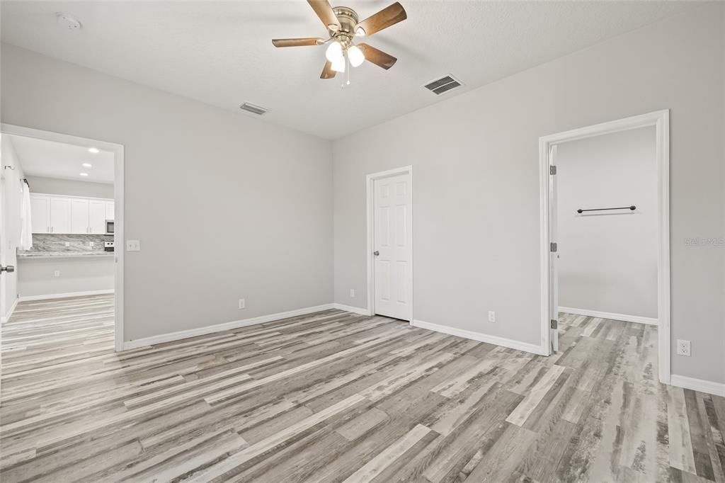 Под контрактом: $369,990 (3 спален, 2 ванн, 1379 Квадратных фут)