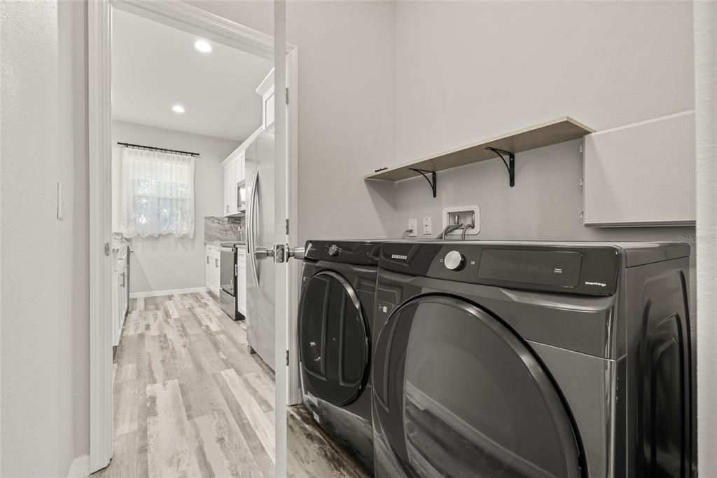 Под контрактом: $369,990 (3 спален, 2 ванн, 1379 Квадратных фут)