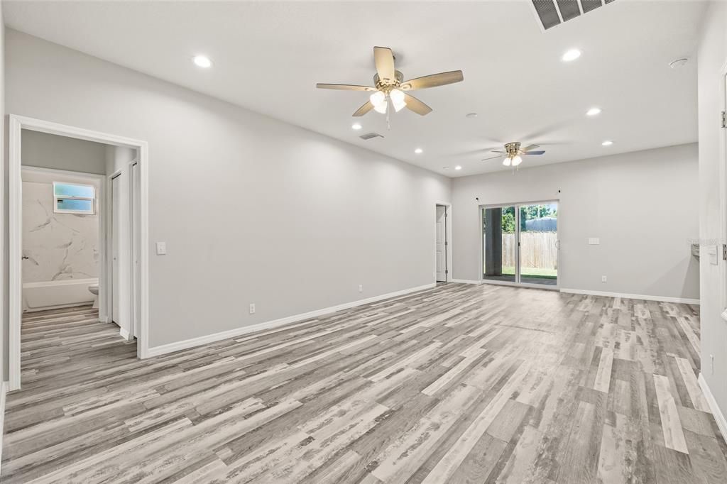 Под контрактом: $369,990 (3 спален, 2 ванн, 1379 Квадратных фут)