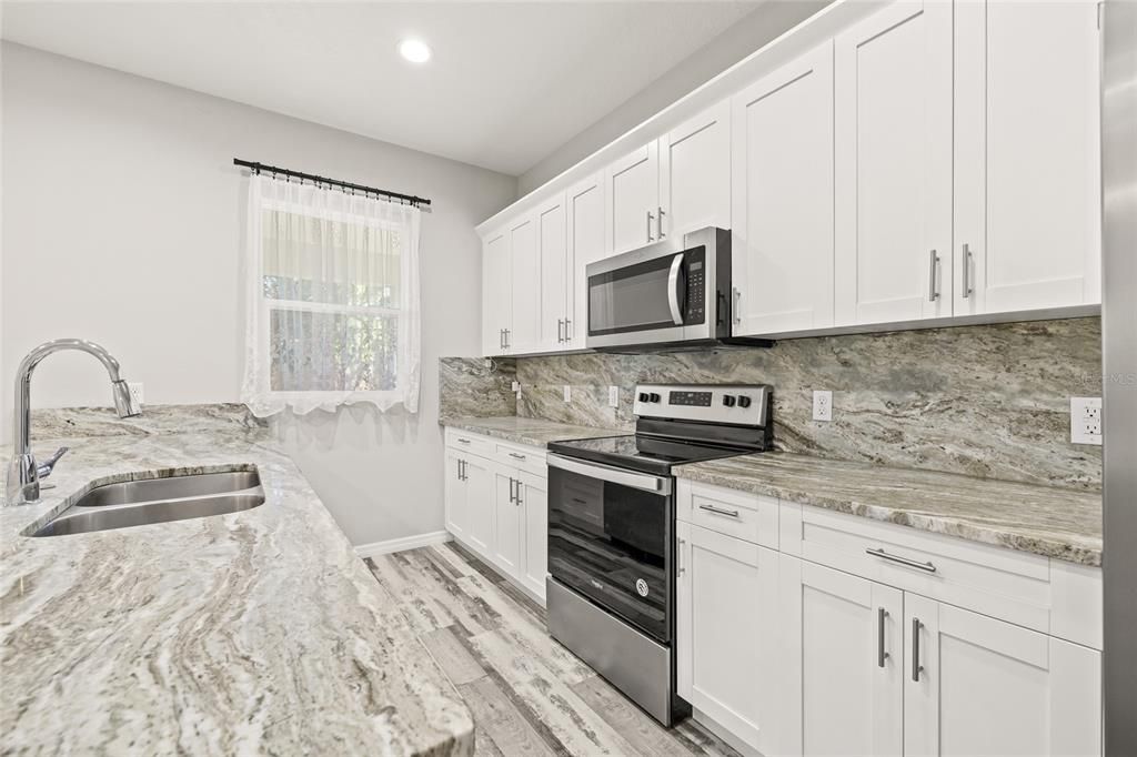 Под контрактом: $369,990 (3 спален, 2 ванн, 1379 Квадратных фут)