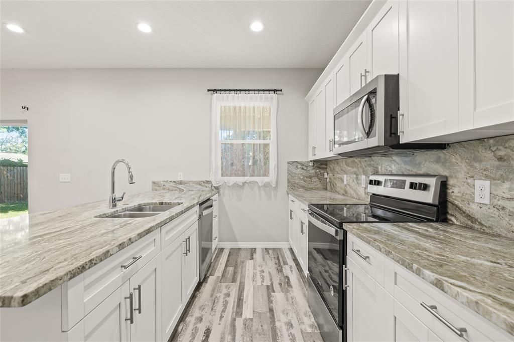 Под контрактом: $369,990 (3 спален, 2 ванн, 1379 Квадратных фут)