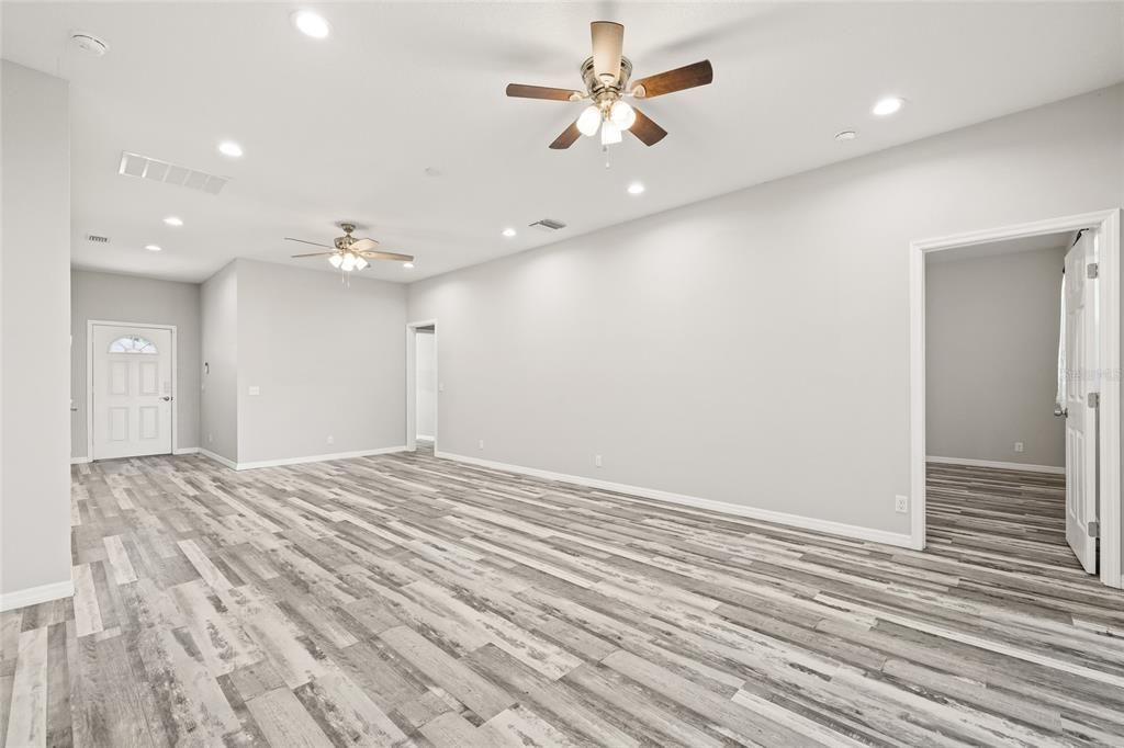 Под контрактом: $369,990 (3 спален, 2 ванн, 1379 Квадратных фут)