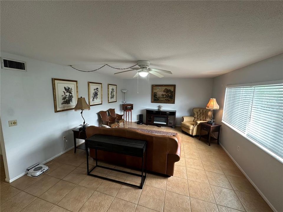 Active With Contract: $179,000 (2 beds, 2 baths, 1195 Square Feet)