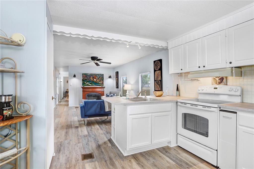 Active With Contract: $88,000 (2 beds, 1 baths, 672 Square Feet)