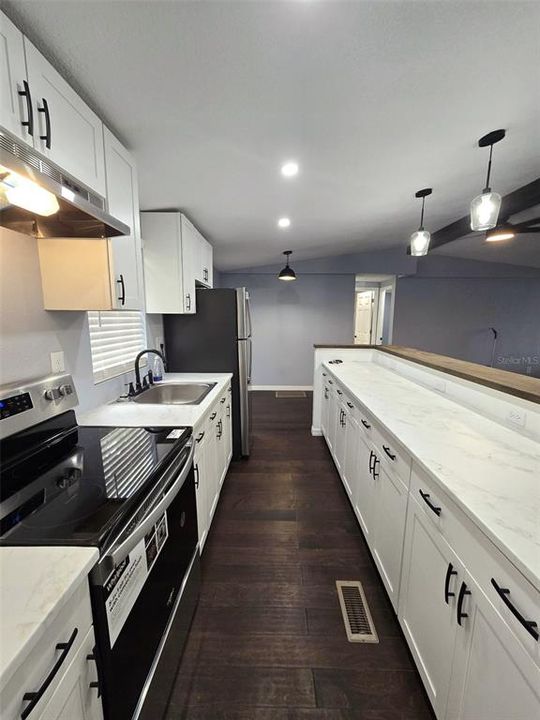 На продажу: $339,900 (3 спален, 2 ванн, 1100 Квадратных фут)