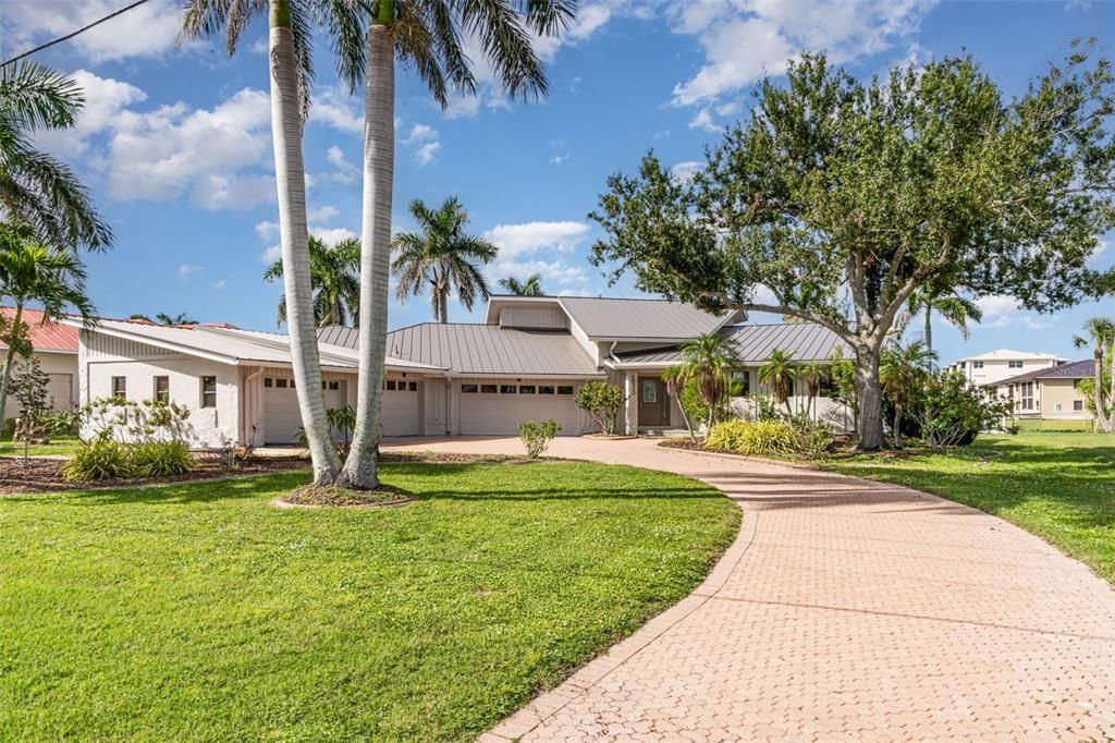 Active With Contract: $829,950 (3 beds, 3 baths, 2230 Square Feet)