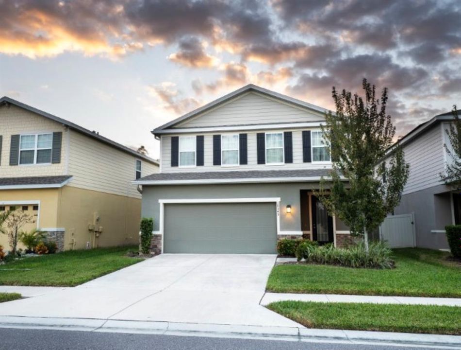 Active With Contract: $2,750 (5 beds, 3 baths, 2370 Square Feet)