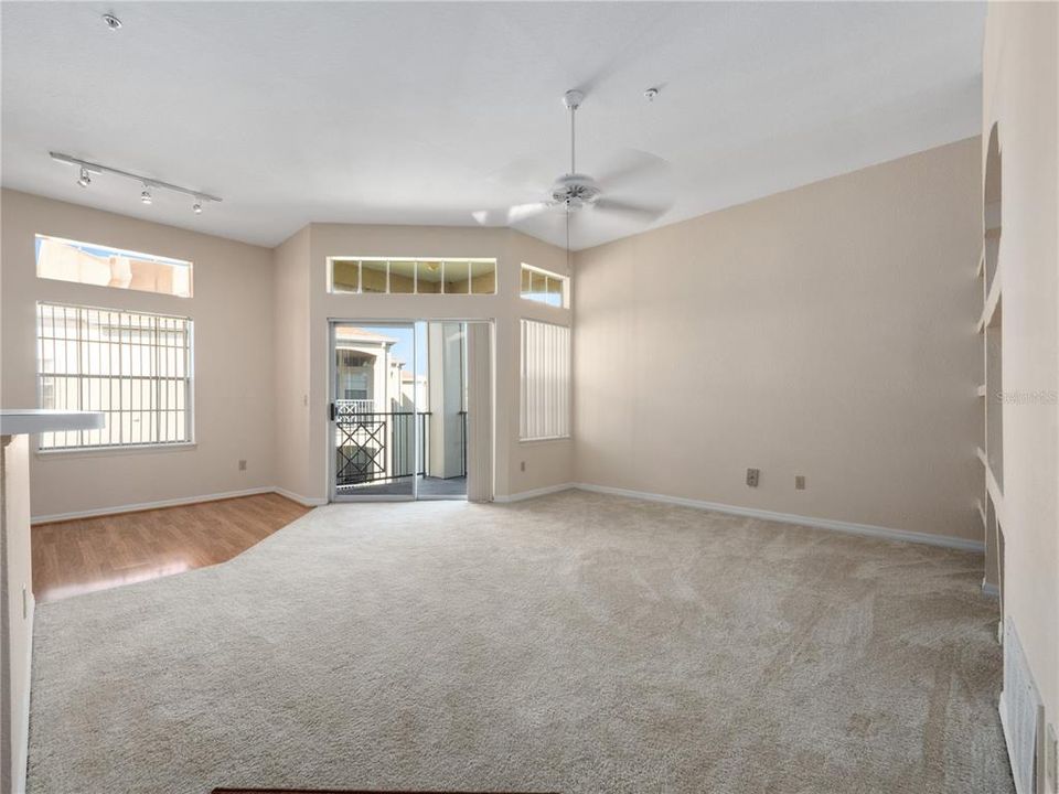 For Sale: $180,000 (1 beds, 1 baths, 842 Square Feet)