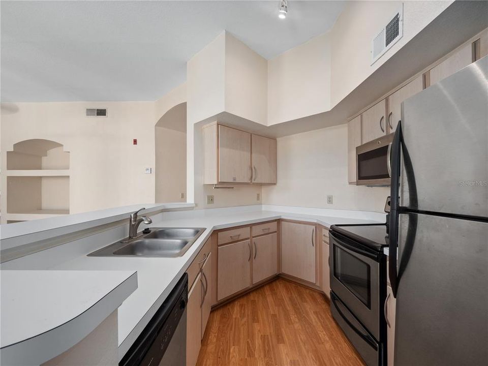 For Sale: $180,000 (1 beds, 1 baths, 842 Square Feet)