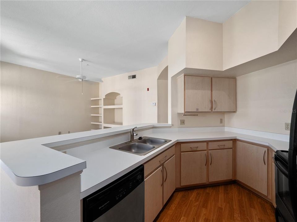 For Sale: $180,000 (1 beds, 1 baths, 842 Square Feet)