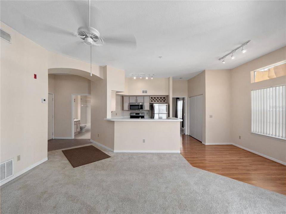 For Sale: $180,000 (1 beds, 1 baths, 842 Square Feet)