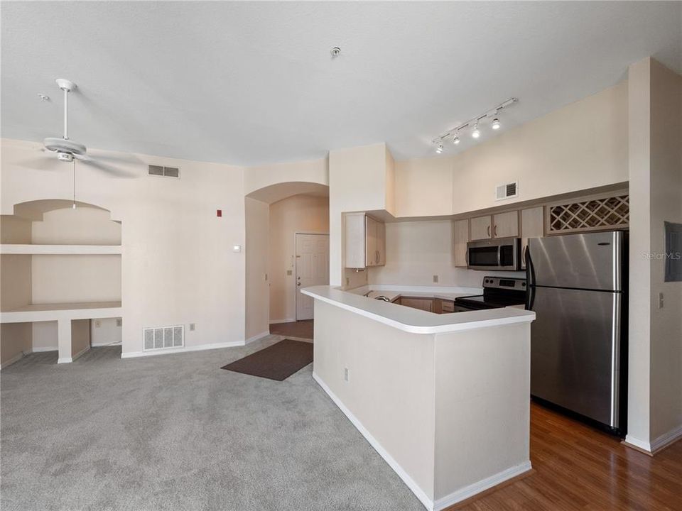 For Sale: $180,000 (1 beds, 1 baths, 842 Square Feet)