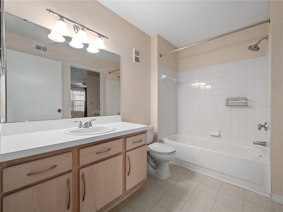 For Sale: $180,000 (1 beds, 1 baths, 842 Square Feet)