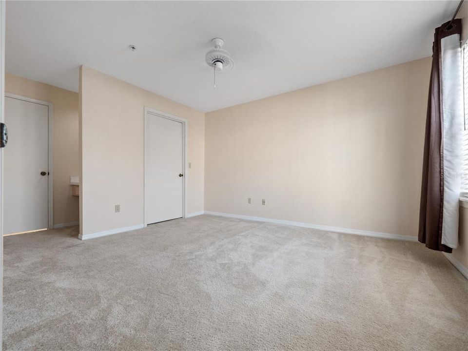 For Sale: $180,000 (1 beds, 1 baths, 842 Square Feet)