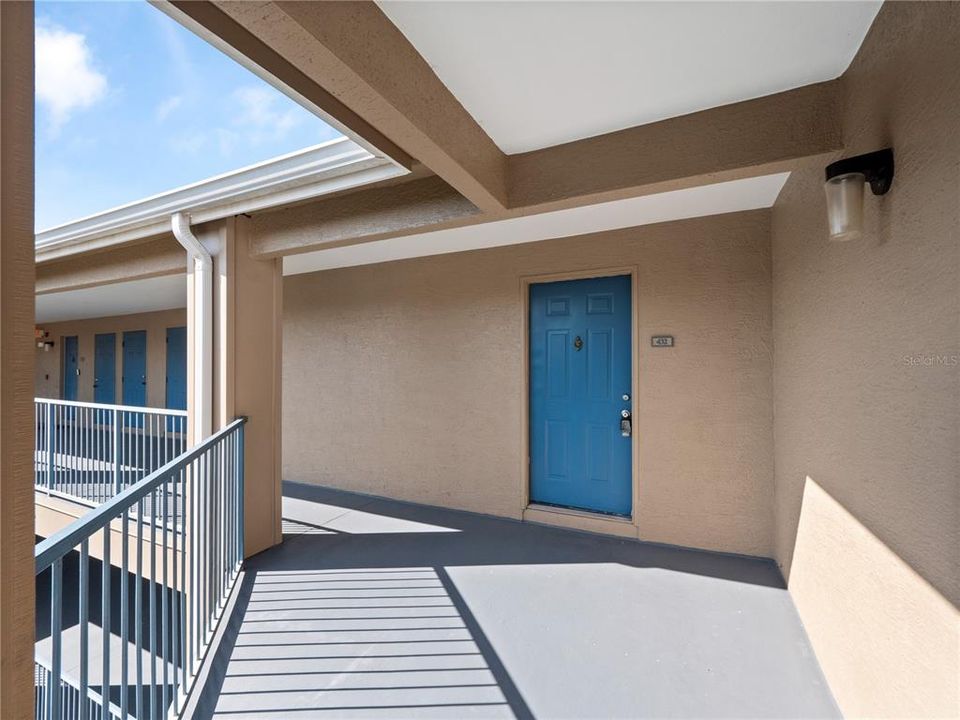 For Sale: $180,000 (1 beds, 1 baths, 842 Square Feet)