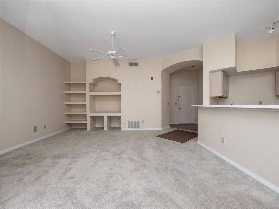 For Sale: $180,000 (1 beds, 1 baths, 842 Square Feet)