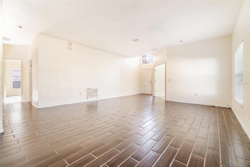 Activo con contrato: $329,950 (4 camas, 2 baños, 1725 Pies cuadrados)